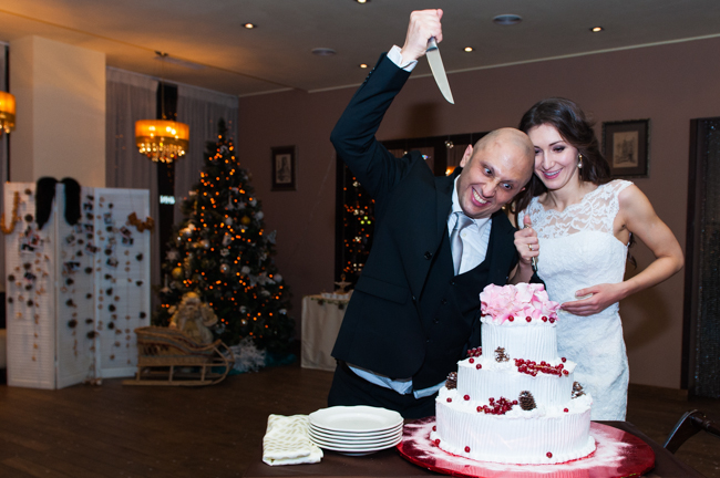 Жених ревнует невесту к свадебному торту. Фотограф Александр Рыбаков